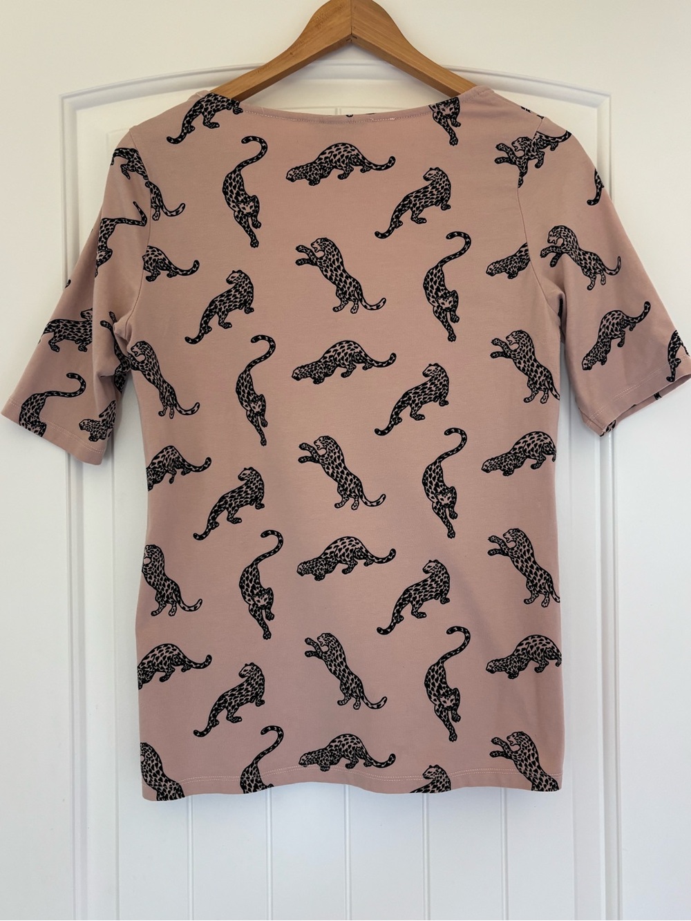 Leaping Leopard Design T-Shirt | Dusty Pink | Size Large | H&M - Picture 2 of 5